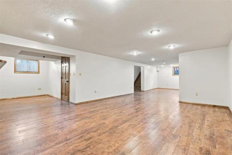 905 Paradise Drive Washington IA 52353