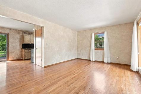 905 Paradise Drive Washington IA 52353