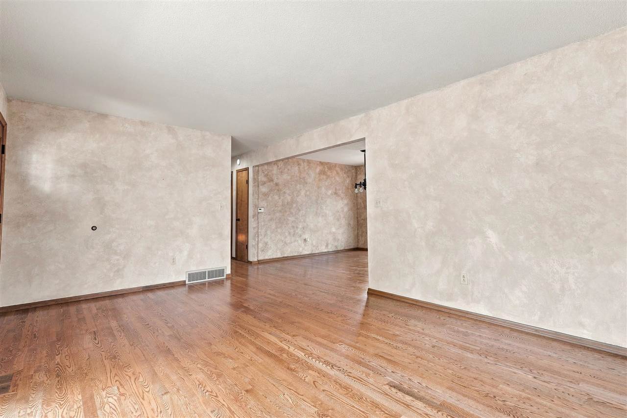 905 Paradise Drive Washington IA 52353