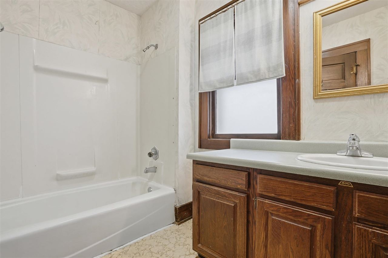 315 E Jackson Street Washington IA 52353
