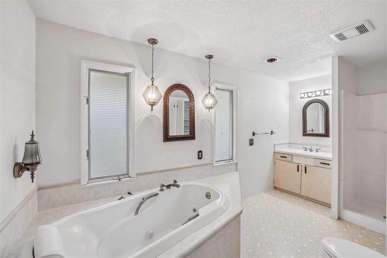230 N Navajo Lane North English IA 52316