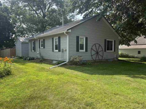 734 S 4th Avenue Washington IA 52353-9317