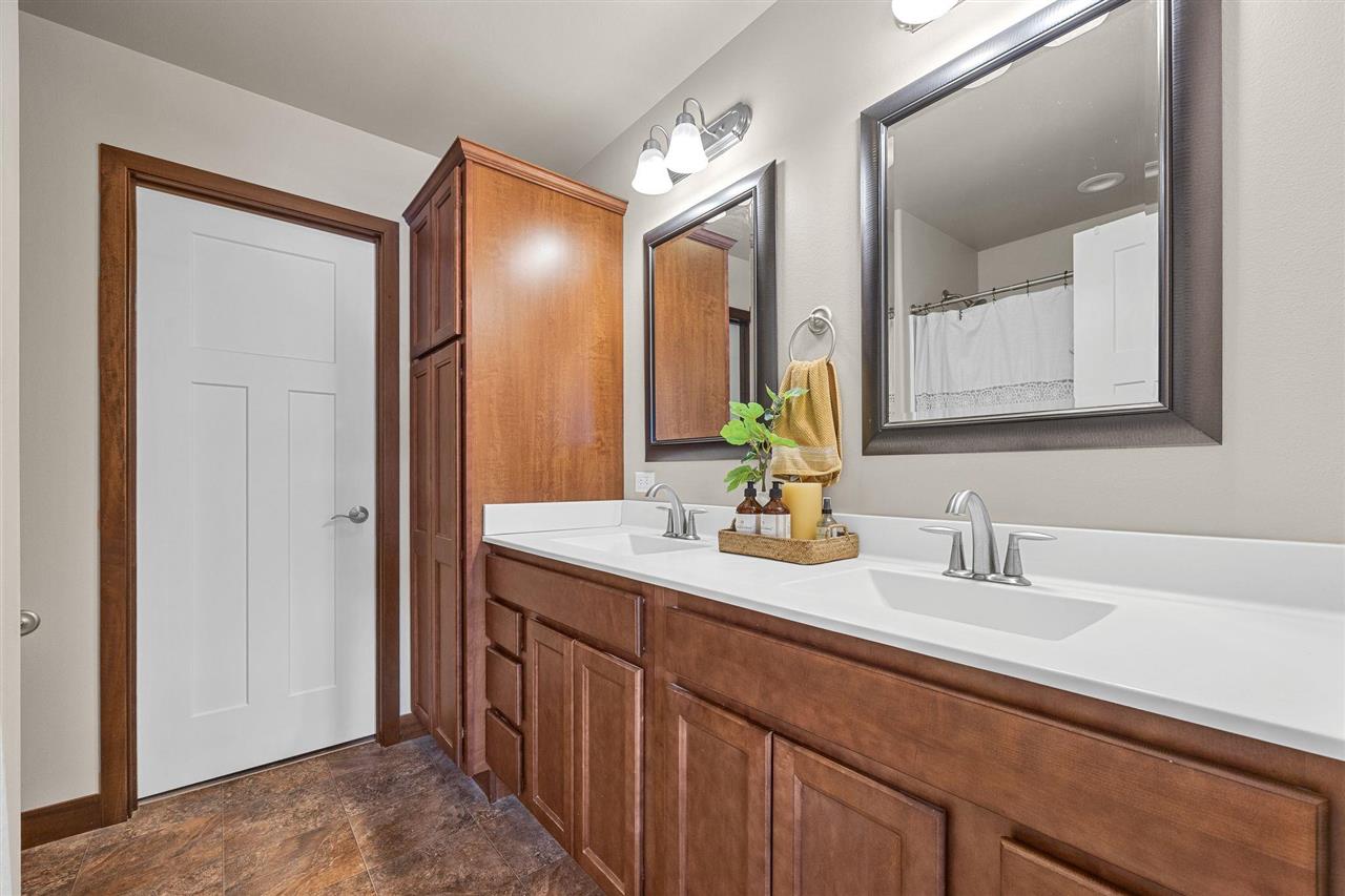 1241 Twin Leaf Tiffin IA 52340
