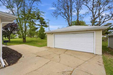 2058 NE 42nd Street Cedar Rapids IA 52402