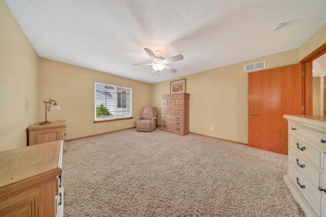 7 Phyliss Place Iowa City IA 52245