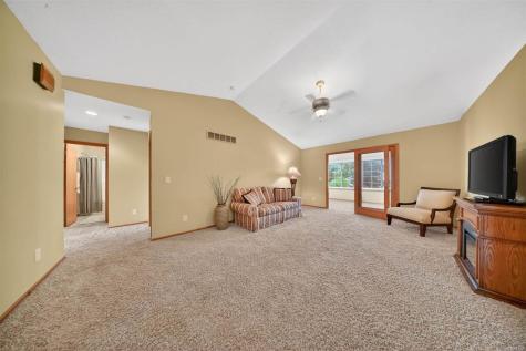 7 Phyliss Place Iowa City IA 52245