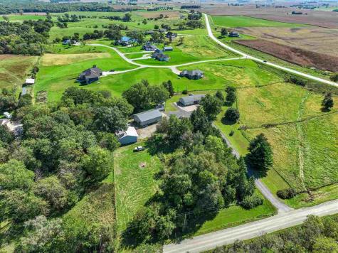 2826 W Avenue Parnell IA 52325