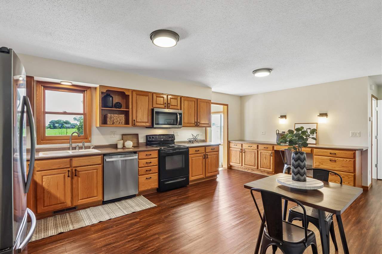 2826 W Avenue Parnell IA 52325