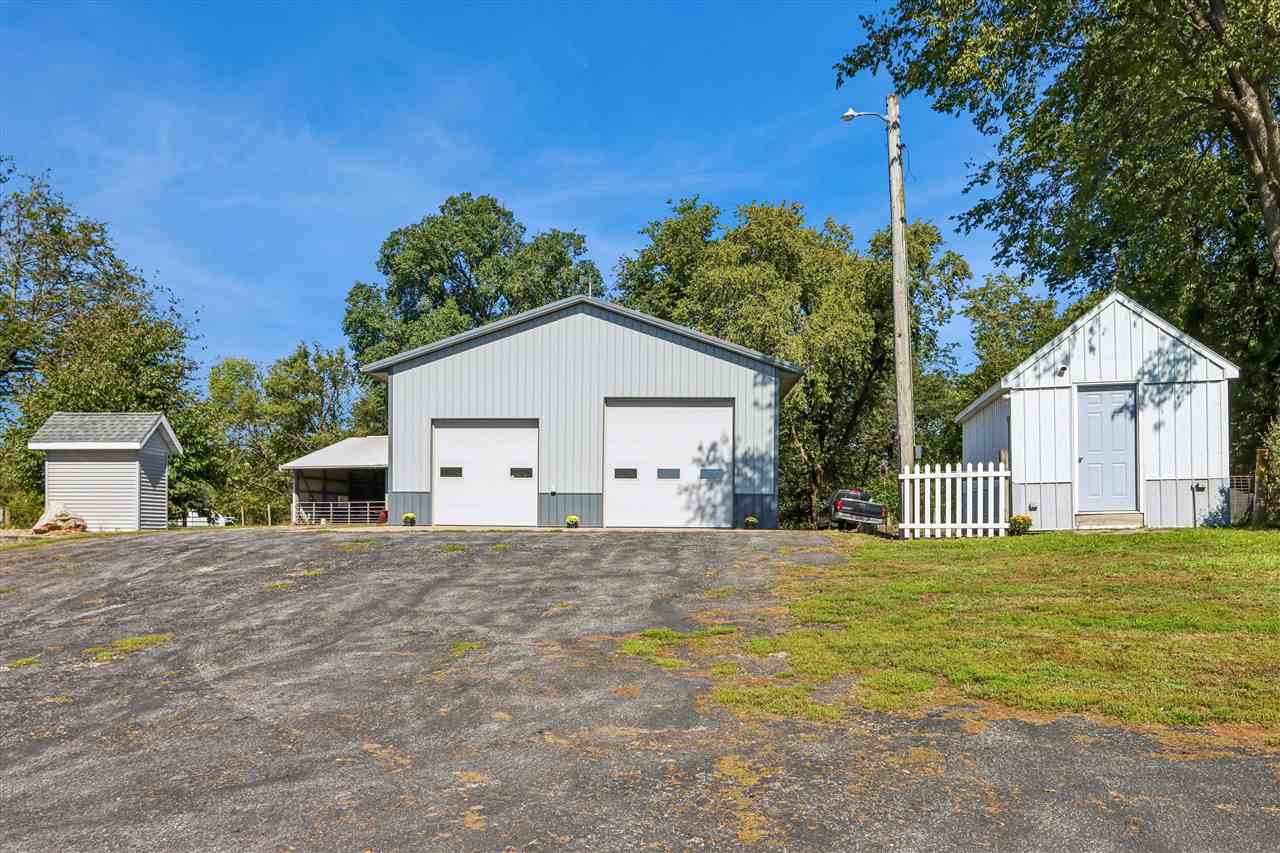 2826 W Avenue Parnell IA 52325