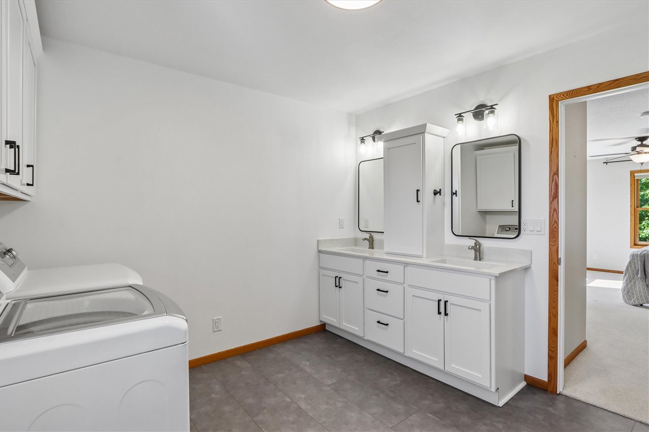 2826 W Avenue Parnell IA 52325