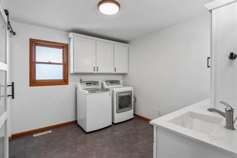2826 W Avenue Parnell IA 52325