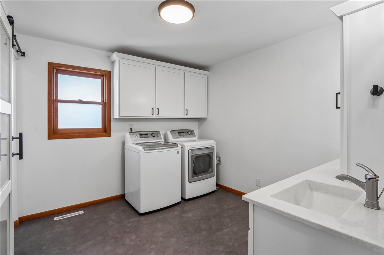 2826 W Avenue Parnell IA 52325