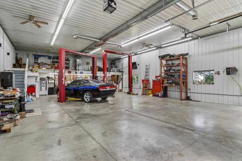 2826 W Avenue Parnell IA 52325