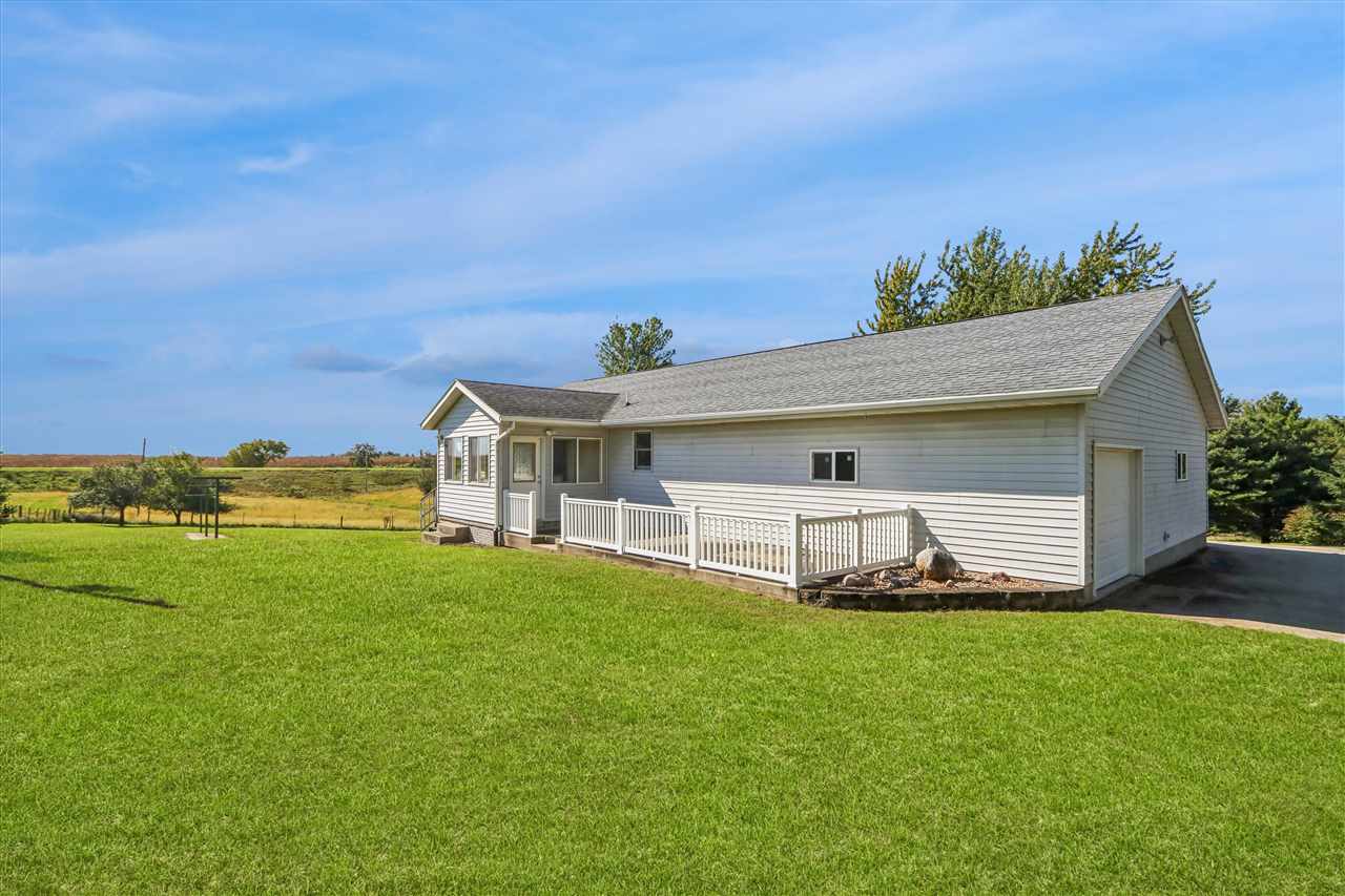 2826 W Avenue Parnell IA 52325