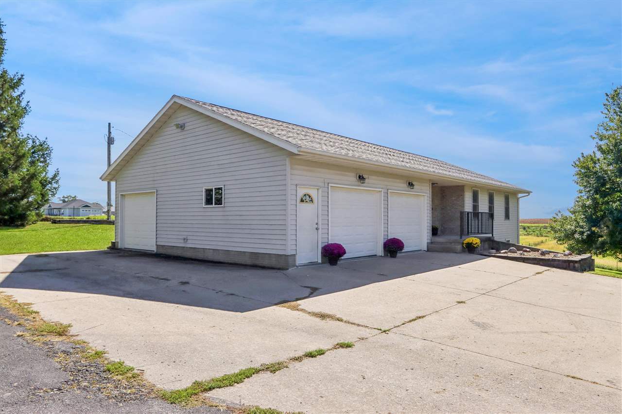 2826 W Avenue Parnell IA 52325