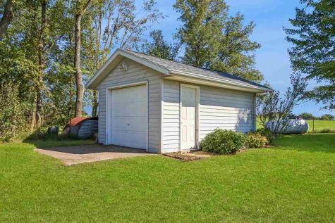 2826 W Avenue Parnell IA 52325