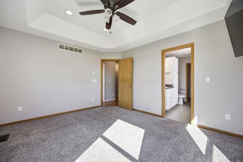 445 E Tartan Dt North Liberty IA 52317