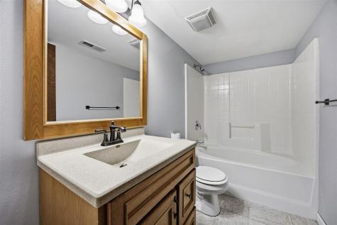 445 E Tartan Dt North Liberty IA 52317