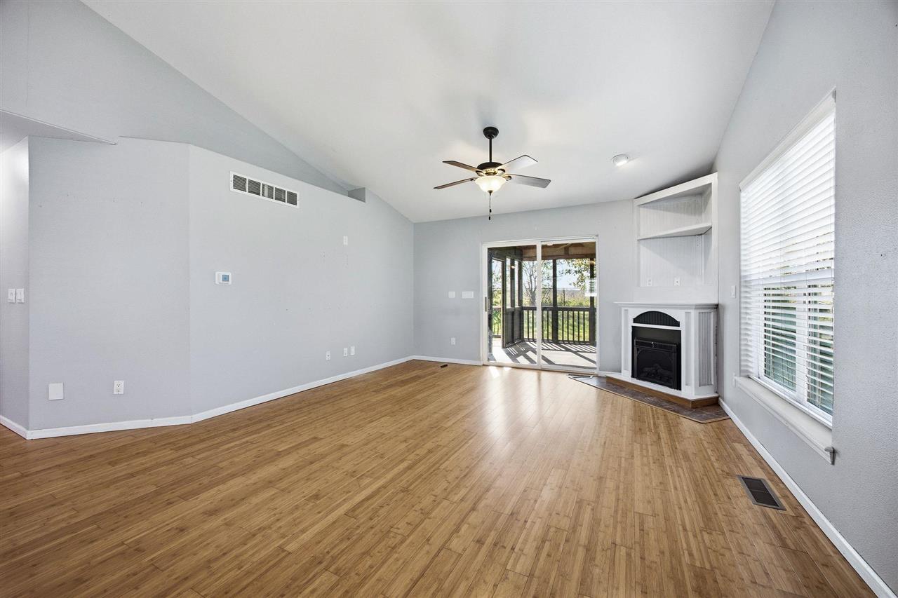 445 E Tartan Dt North Liberty IA 52317
