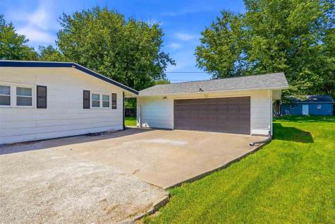 211 E Meadow Lane Columbus Junction IA 52738