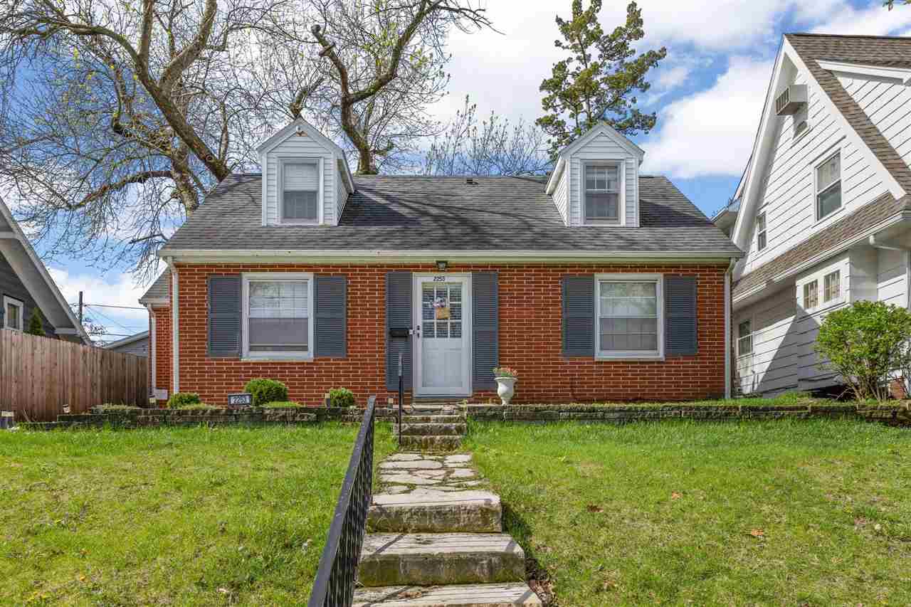 2253 Meadowbrook Drive SE Cedar Rapids IA 52403