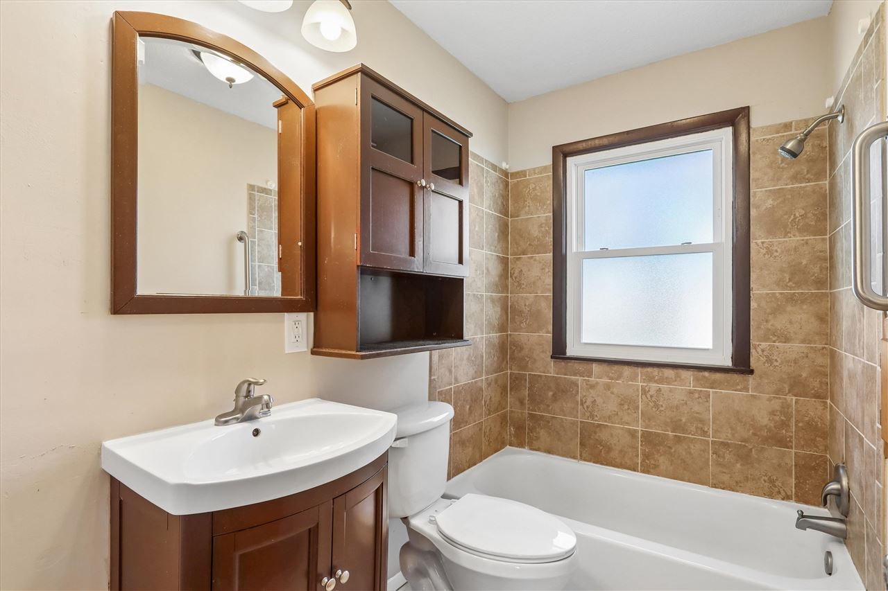 28 SW 29th Avenue Cedar Rapids IA 52404