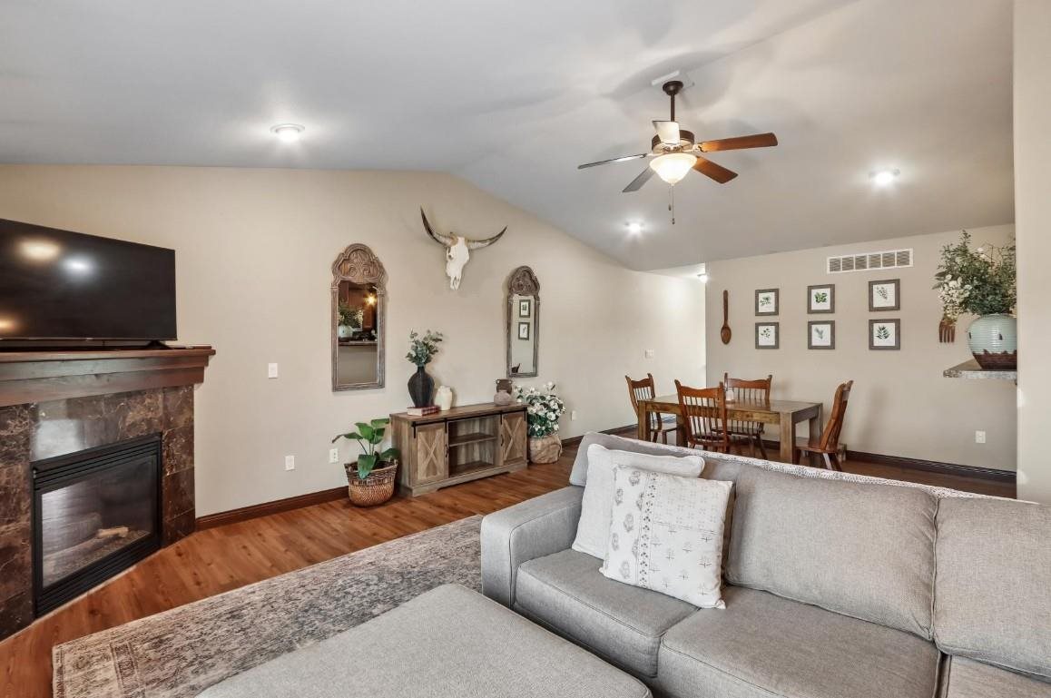 1542 Red Oak Drive North Liberty IA 52317