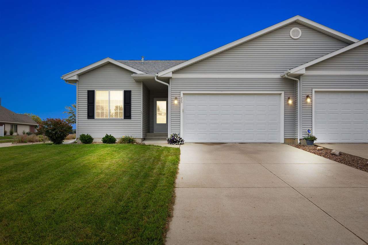 225 Ridgewood Drive Hiawatha IA 52233