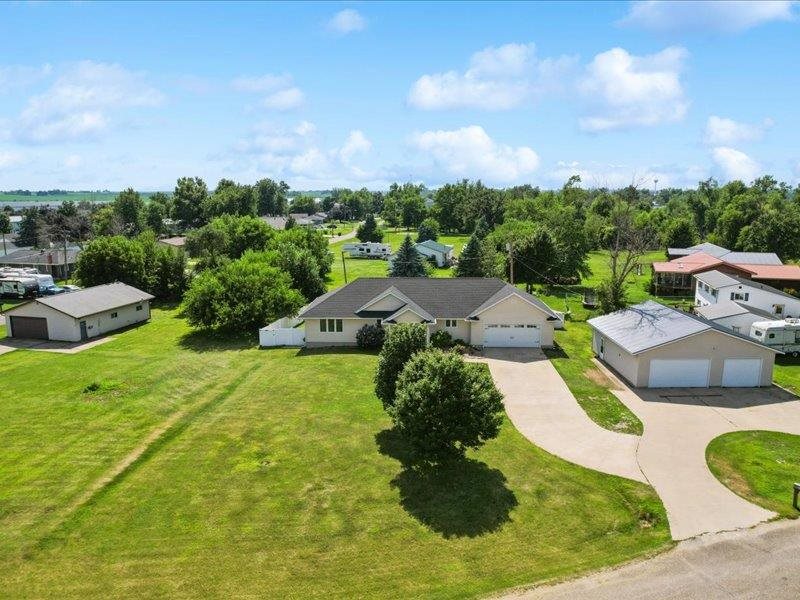 405 Linn Drive Palo IA 52324