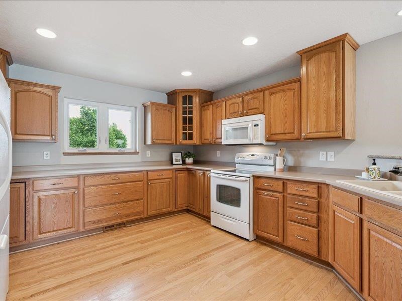 405 Linn Drive Palo IA 52324