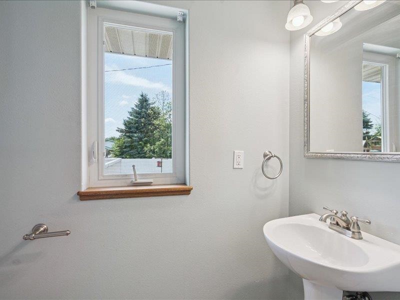 405 Linn Drive Palo IA 52324