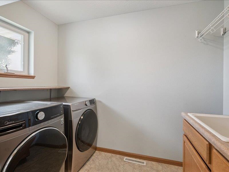 405 Linn Drive Palo IA 52324