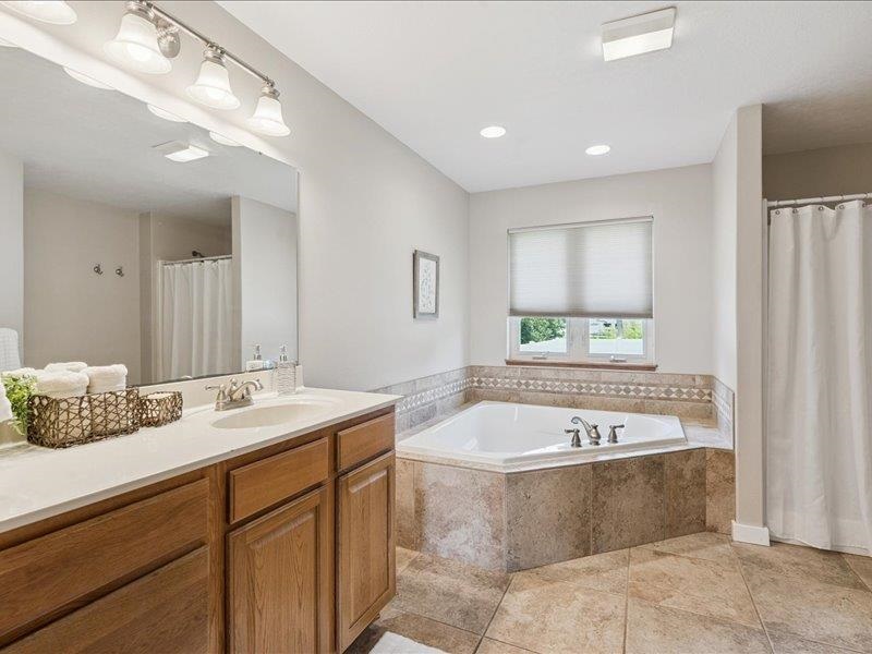 405 Linn Drive Palo IA 52324