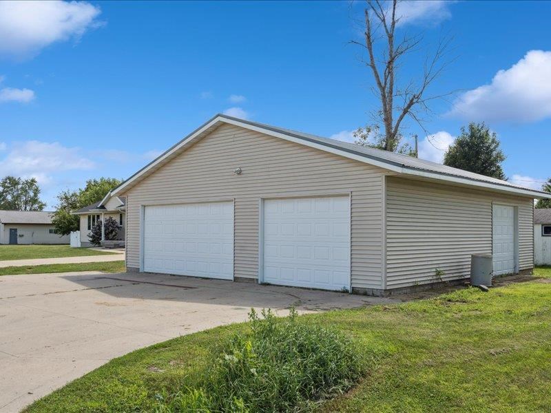 405 Linn Drive Palo IA 52324