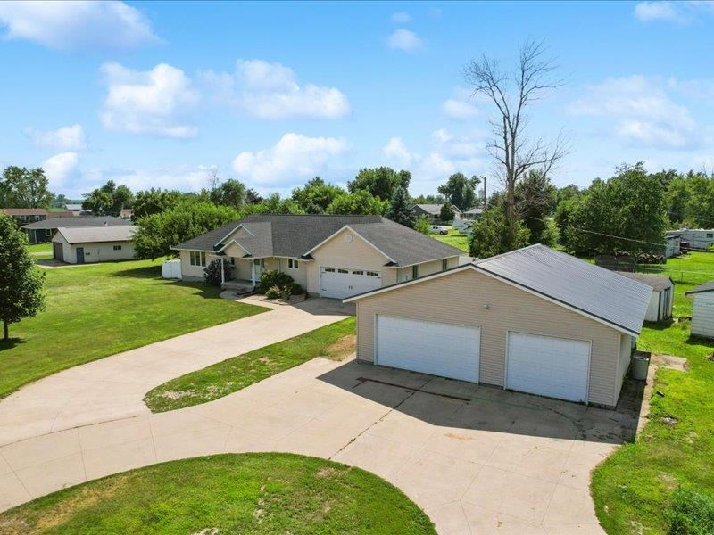 405 Linn Drive Palo IA 52324
