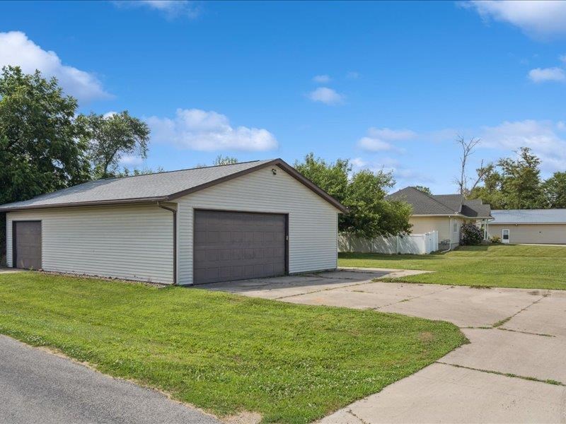 405 Linn Drive Palo IA 52324