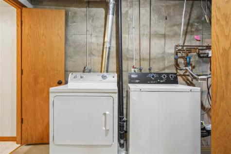 3945 S Spring Street NE Solon IA 52333