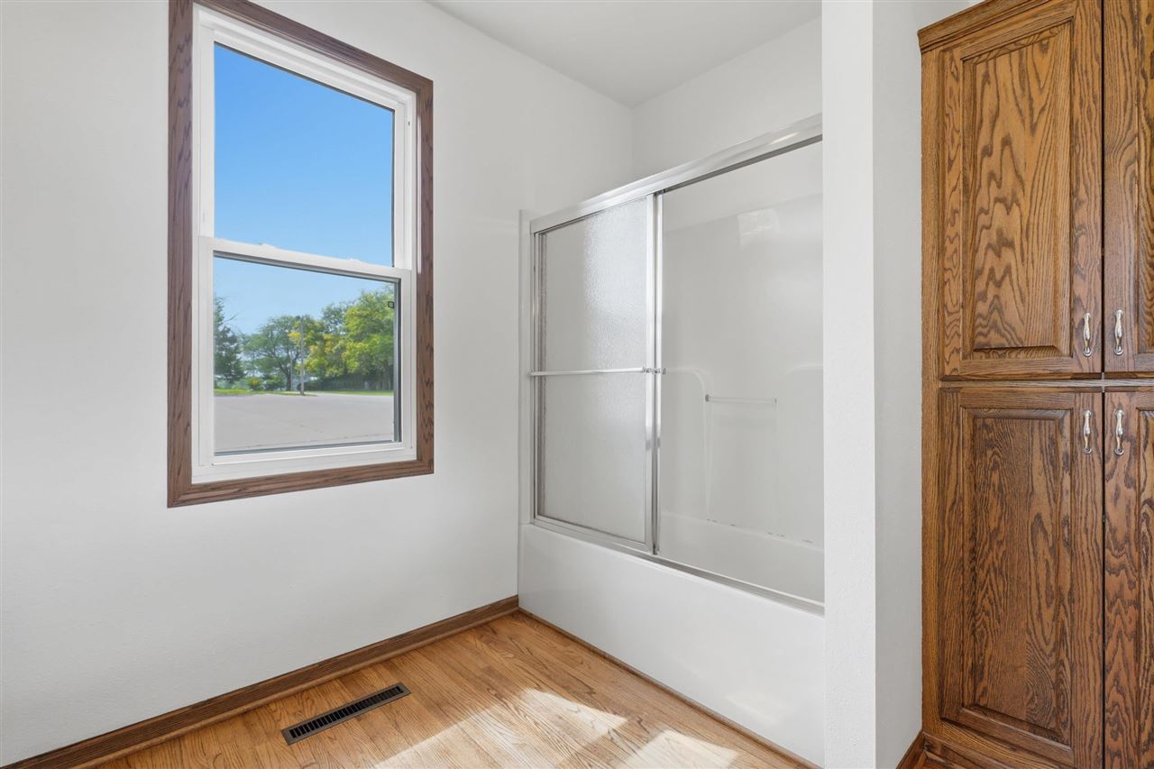 527 W 2nd Washington IA 52353