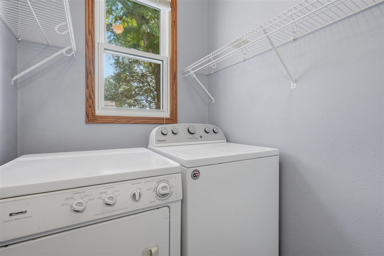 527 W 2nd Washington IA 52353
