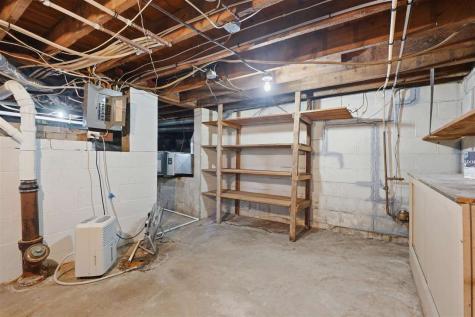 527 W 2nd Washington IA 52353