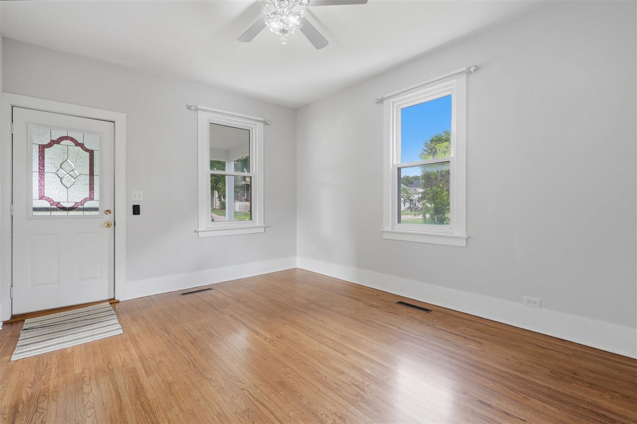 527 W 2nd Washington IA 52353
