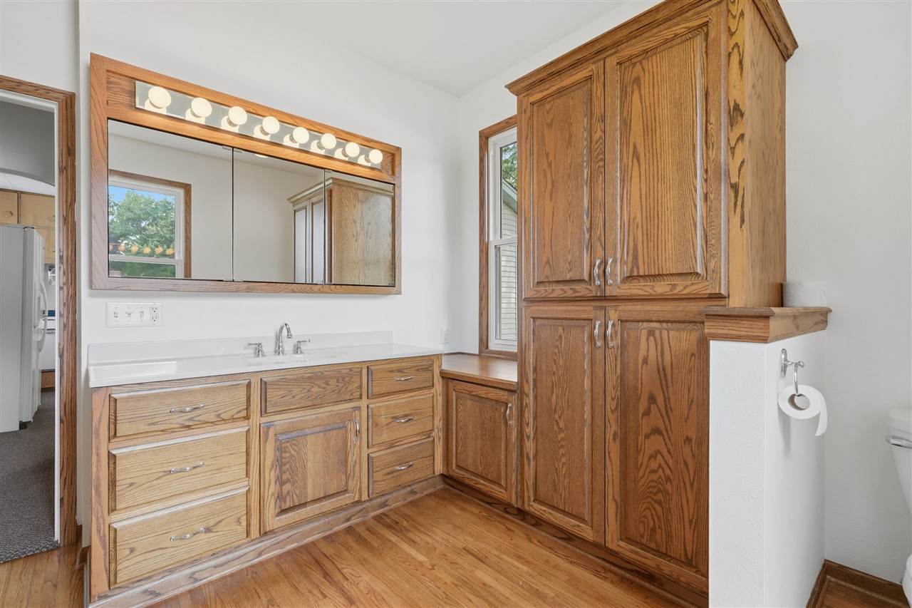 527 W 2nd Washington IA 52353