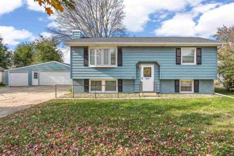 5025 Pine Grove Dr NE Cedar Rapids IA 52402