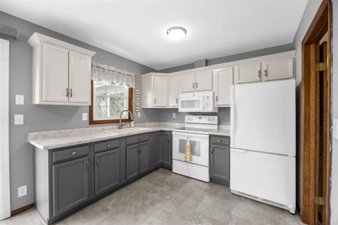 5025 Pine Grove Dr NE Cedar Rapids IA 52402