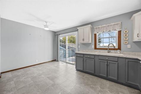 5025 Pine Grove Dr NE Cedar Rapids IA 52402