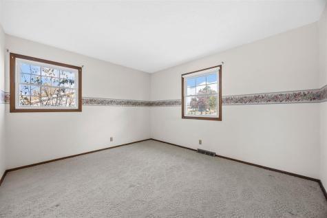 5025 Pine Grove Dr NE Cedar Rapids IA 52402