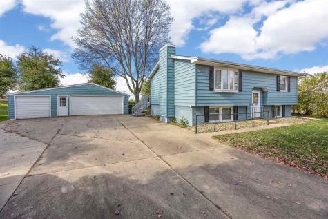 5025 Pine Grove Dr NE Cedar Rapids IA 52402
