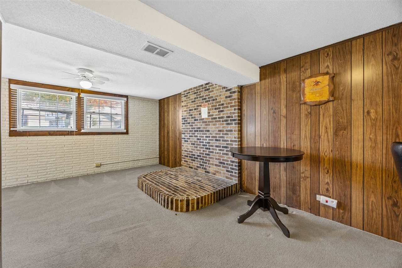 5025 Pine Grove Dr NE Cedar Rapids IA 52402