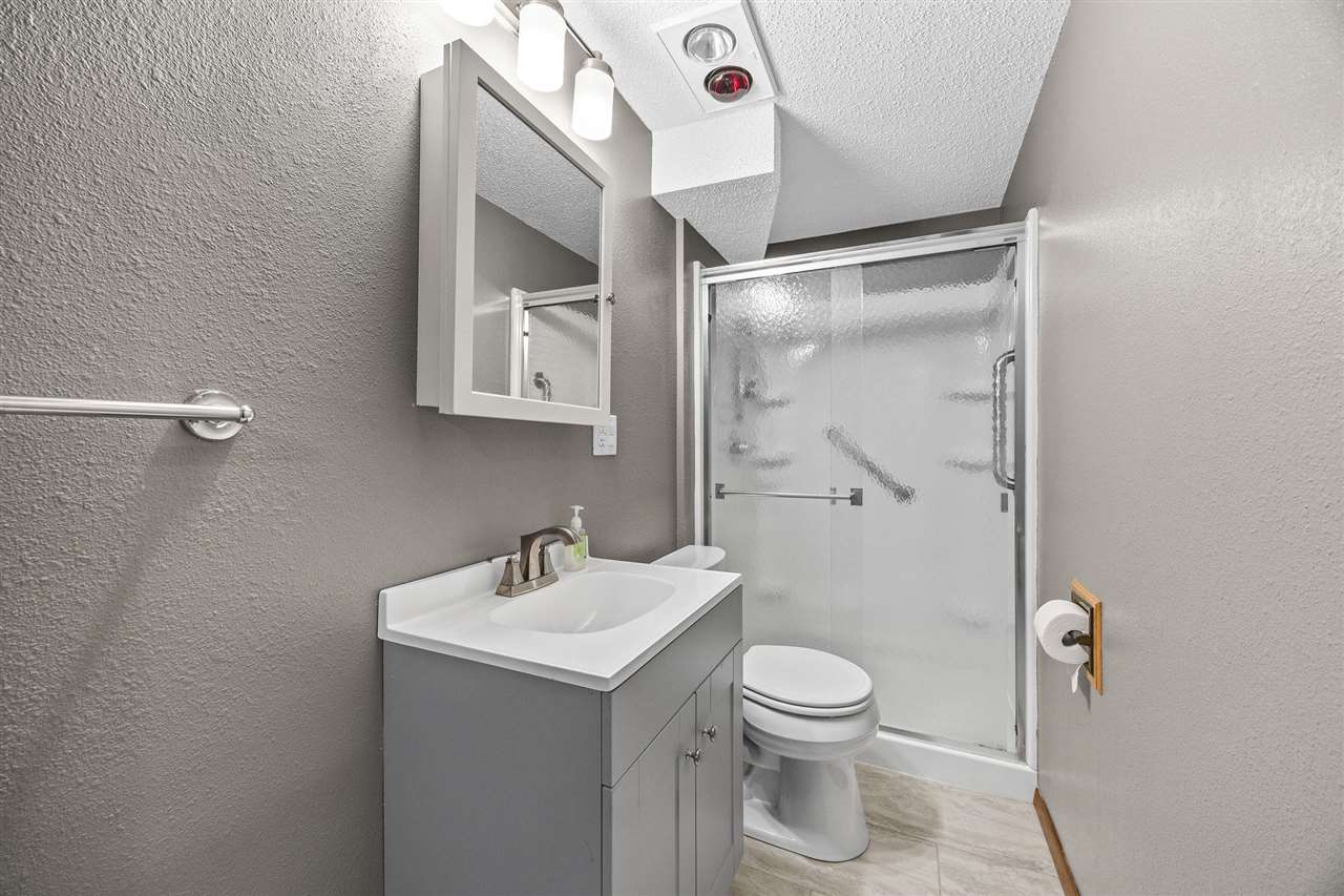 5025 Pine Grove Dr NE Cedar Rapids IA 52402
