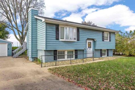 5025 Pine Grove Dr NE Cedar Rapids IA 52402